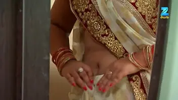 Indian actress Deepikas sultry navel show exposes her juicy muffin top